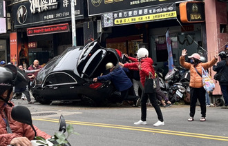 新北賓士男撿手機暴衝「捲死外送員還傻笑」　二審和解改判10月