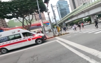 救護車也怕帝王條款？停路口「禮讓行人」畫面曝  消防員無奈吐心聲