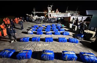 海巡緝毒！漁船密艙夾藏滿滿防水袋   查獲402公斤大麻值8.5億