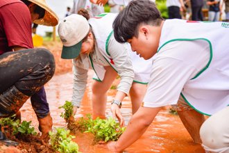 信義共行1》 為濕地生態貢獻心力 信義房屋志工助修復陂塘、種植原生水草