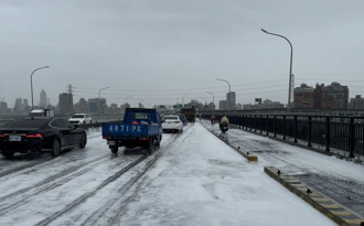 华江桥成「银白雪国」！载运清洁剂货车雨中擦撞   泡沫盖满桥面  