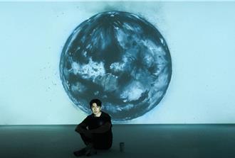 傅孟柏化身設計師　繪畫高手玩轉「正負片」推北影周邊