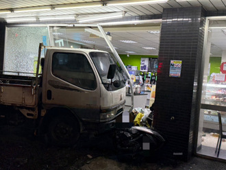 竹東中豐路車禍！貨車女駕駛分心 先撞機車再衝進超商