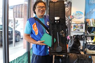 宜蘭返鄉青年劉宜忠自創防水包 勇奪法國巴黎發明展金牌