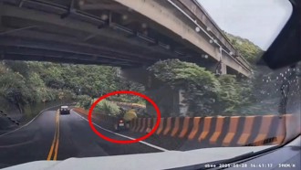 阿伯出事了！ 過彎失敗撞護欄 身障騎士慘摔