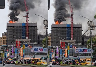 快訊》快繞路！新莊新建案大火 中正路下班車潮塞爆