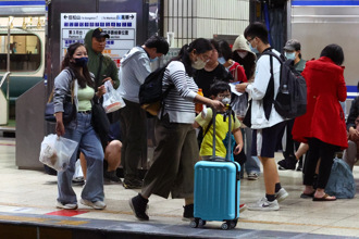 新冠疫情升溫！台鐵強化清消 呼籲乘客搭火車戴口罩