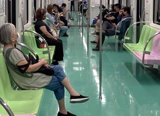 女工人搭捷運「窩角落畫重點」 苦讀照片吸12萬人狂讚