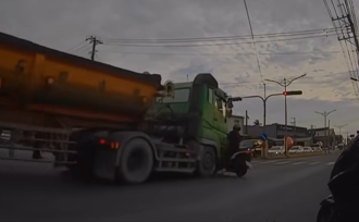 運氣險用完！綠燈起步遭「闖紅燈」砂石車猛撞 驚悚片曝光
