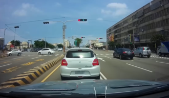 亮左轉燈「不能過」？他遇1交通違規 斑馬線前被迫停下