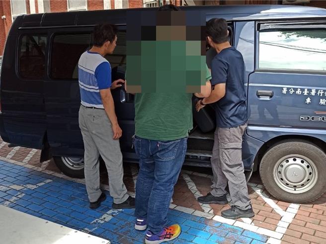 台南某科技公司的詹姓負責人(中,綠衣者)積欠518萬餘元稅費未繳,遭行政執行署台南分署向台南地方法院聲請管收獲准。(行政執行署台南分署提供/郭良傑台南傳真)