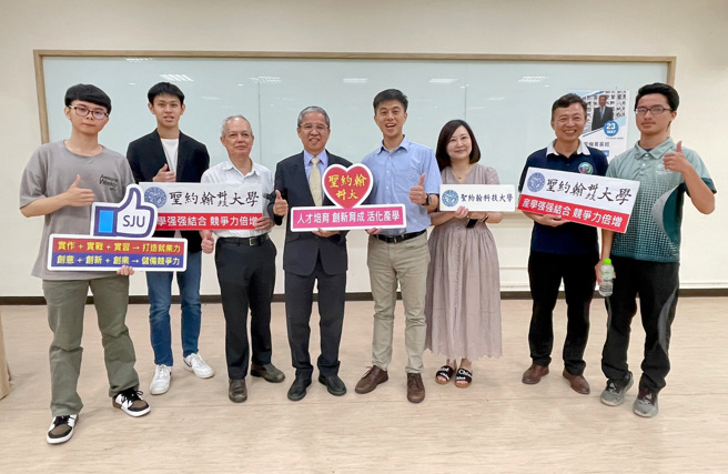 「樺漢科技菁英入學專班」首屆學生楊又霖（左一）、劉毅安（左二）及呂宗恩（右一）返回母校與學弟妹分享菁英班學習經歷與收穫。(照片/聖約翰科技大學提供)