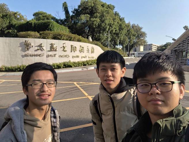 菁英班學生呂宗恩（右）、劉毅安（中）及楊又霖（右）在學期間可修習由陽明交大師資開授的專業課程，並取得畢業學分認證。(照片/聖約翰科技大學提供)
