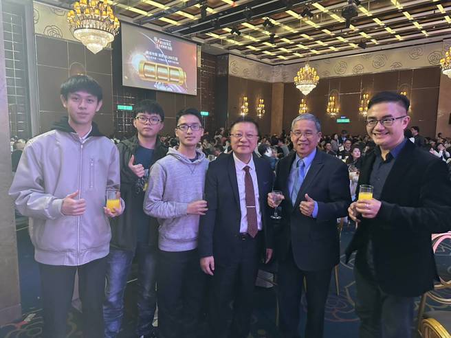 劉毅安（左一）認為朱復銓董事長（右三）以學長身分親自領航，讓學生不只是「看見」未來，更有機會被手把手「帶著」向前走。(照片/聖約翰科技大學提供)