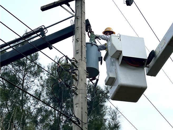 台电金门区处人员近期连日积极持续进行多项提升电网韧性的预防性维护工作，降低设备故障风险，让民眾安心享受连假假期。（图／台电）