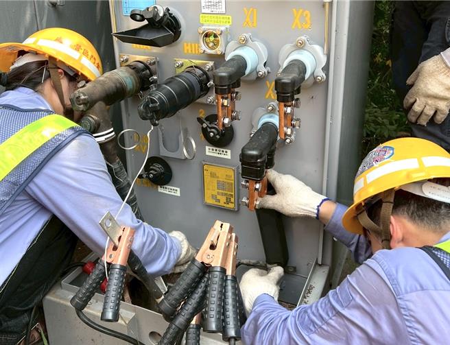 台电金门区处人员近期连日积极持续进行多项提升电网韧性的预防性维护工作，降低设备故障风险，让民眾安心享受连假假期。（图／台电）