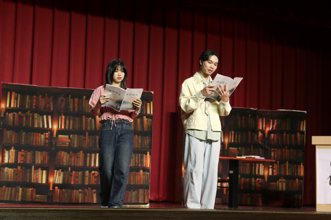 越南学生阮清维（右）和杜氏华饰演年轻版男女主角，演技精湛，表现亮眼。（照片／开南大学提供）
