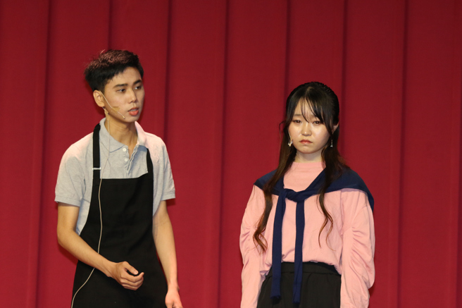 越南学生邓锦源（左）和日本学生大野梨梨香饰演中年版男女主角，两人表演细腻，情感内敛。（照片／开南大学提供）