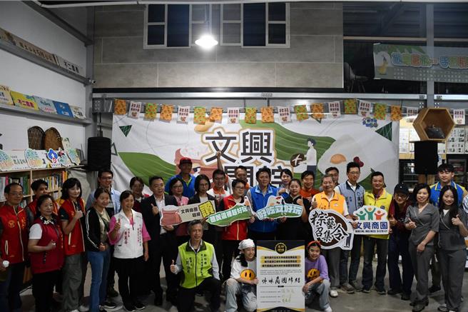 竹北市文兴商圈发展协会29日宣布与新竹县湖口商圈、内湾商圈缔结姊妹商圈，共同推动商圈合作与地方观光发展。（文兴商圈发展协会提供／邱立雅竹县传真）