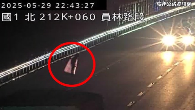 国道一号北上，员林段212公里处，深夜10时许发生行人闯车道遭撞击事故，详细原因还有待国道警方厘清。（翻摄高速公路资讯网）