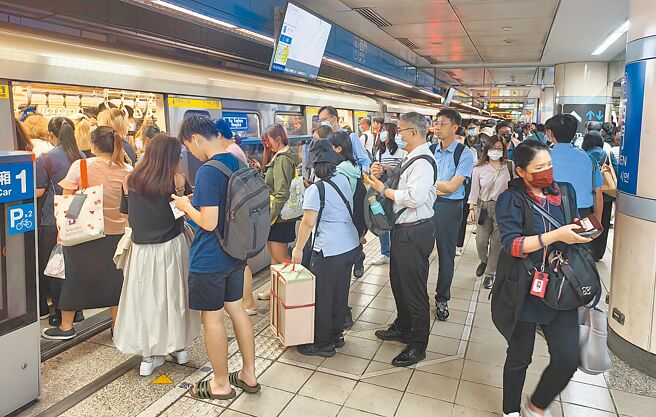 疾管署28日上修新冠疫情高峰的確診人數，未來2個多月確診人數恐超過170萬人。圖為搭乘捷運民眾戴口罩加強防疫。（陳君瑋攝）