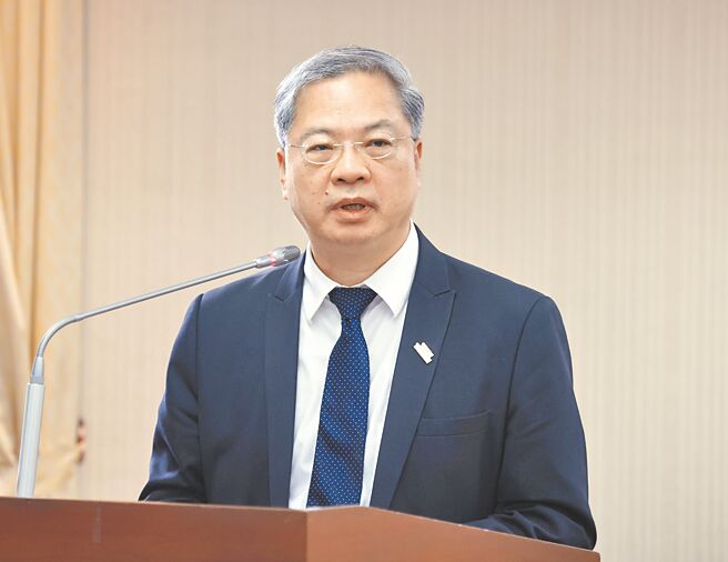 行政院秘书长龚明鑫28日坦言，砍地方补助「不是最好版本，但总是一个方法」。（姚志平摄）