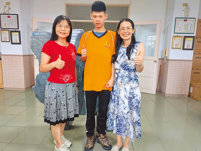 花莲高级农业职业学校门市服务科1年级学生卢琮钧（中），靠着后天努力翻转身心障碍的限制，用运动及绘画闯出自己的一片天，获得2025年总统教育奖肯定。（罗亦晽摄）