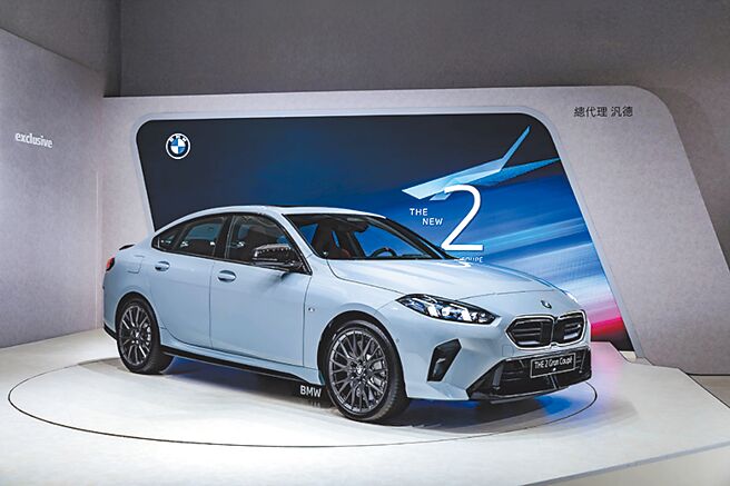 BMW总代理汎德发表全新BMW 2系列Gran Coupe豪华四门轿跑，将导入220 Gran Coupe M Racing Edition与限量50台的性能旗舰M235 xDrive Gran Coupe Racing Edition（见图）两款车型，皆标配M Sport套件以营造出浓厚M运动氛围，售价分别为189、273万元。其中M235拥有300匹最大马力与400牛顿米最大扭力，0-100km/h加速时间仅4.9秒。（汎德提供）