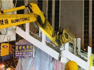 台中天橋拆除超驚魂！吊掛樓梯360度搖擺 失控撞民宅