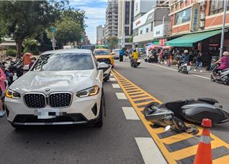 行走的人間兵器！老婦違規撞BMW急撇「他撞我」 車主超無奈