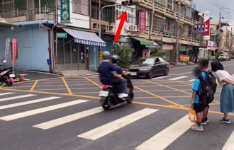 小學生過馬路竟沒人讓！ 10車無視通過「讓人傻眼」