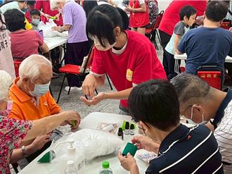 台南社区长者DIY防蚊香包庆端午 崑山科大乐活学程助阵