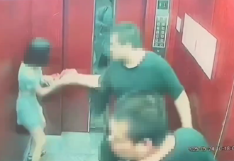 驚魂片！護理師遭尾隨「電梯內逃竄」 淫男露詭異微笑