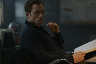 泰隆艾格頓捲入神祕案件 《玩火燎原》追緝連續縱火犯