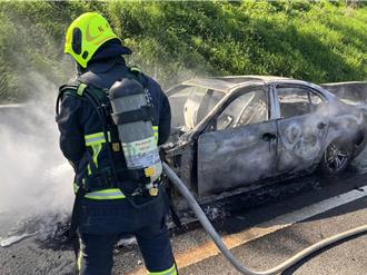 國一銅鑼段火燒車 轎車行駛中突起火！駕駛驚逃