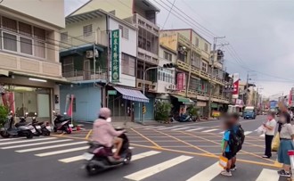 不禮讓學生過馬路　28秒汽機車呼嘯而過最高可罰六千元