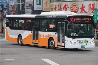 視障帶導盲犬上客運遭制止　女網友怒批台中司機「素質差」