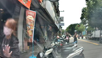 心疼愛車被撞？他倒車入車格 竟遭違停女騎士猛力拍車