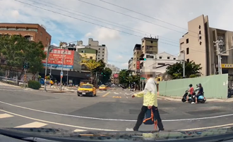 「帝王行人」就是霸氣 無視號誌闖紅燈！網嘆：罰則太輕