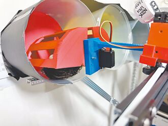 號誌鳥巢輕鬆移除 國中生創意避免人鳥大戰