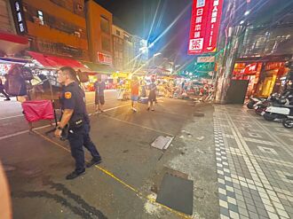 六合夜市现算命狼 强吻女子还想双修