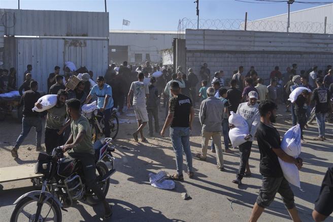 加萨民眾28日衝进当地的联合国粮食仓库抢夺麵粉，期间不幸发生踩踏致死意外。（达志影像／美联社）