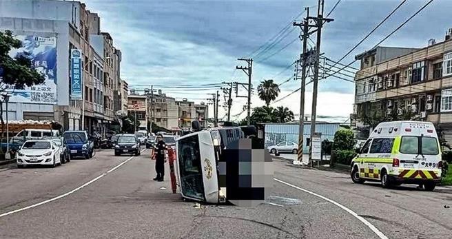 救護車遭撞到側翻。（民眾提供／李京昇台中傳真）