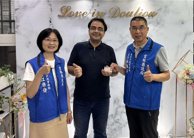 國立雲林科技大學智慧數據科學研究所的伊朗籍副教授莫薩利（中）歸化中華民國國籍，28日取得國民身分證，戶政事務所主任張毓英（右）與他拍照留念。（圖／雲林縣政府）