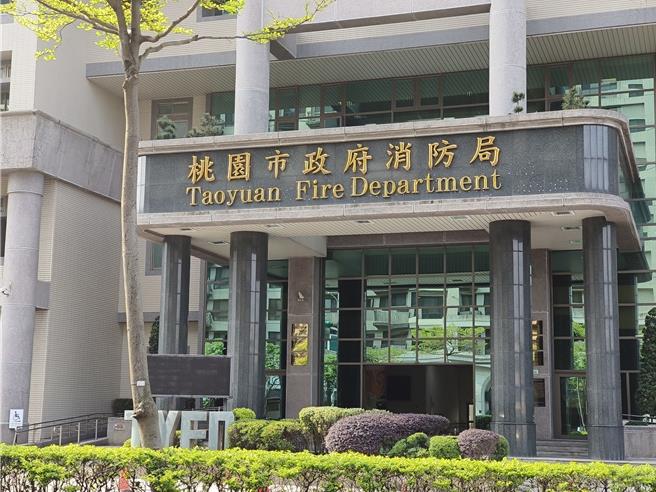 桃园市消防局秘书室41岁杨姓助理员2022年约女子到中坜汽车旅馆发生性行为，并偷录影片，也涉2023年性侵女子。桃园地检署指挥搜索时，赫然发现公务电脑藏有资料夹「花册」，放置偷拍影片。桃园地方法院认为偷拍部分合併执行11个月，得易科，换算罚金33万元免关，性侵部分则无罪，可上诉。（赖佑维摄）