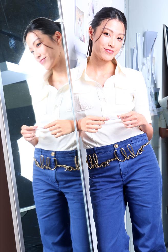 游宇潼推出首张个人专辑《楚门》，正式踏入歌坛。（服装提供Chloe）（邓博仁摄）