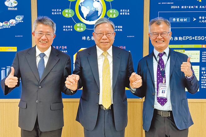 臻鼎董事长暨集团策略长沈庆芳（中）、总经理简祯富（右）、营运长李定转（左）形成经营铁三角。图／杨络悬