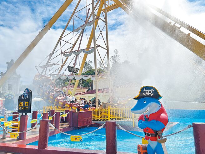 为欢庆端午佳节，远雄海洋公园升级版的游乐设施，如「海盗船」（见图）、「海底探险家」、「水母万花筒」要让大家清凉一夏，并邀请花莲知名餐车品牌连驻园区，让游客玩乐也享受在地美食。（远雄海洋公园提供）