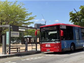 台中公車亭智慧升級 笑臉服務燈讓駕駛秒懂有人候車