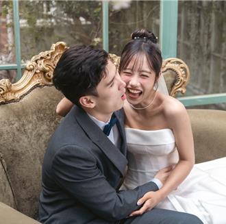 創作才女求婚現場曝光！未婚夫甜蜜獻吻眼睛泛淚